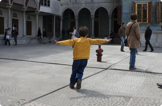 E pretends to be an airplane in the Harem Courtyard