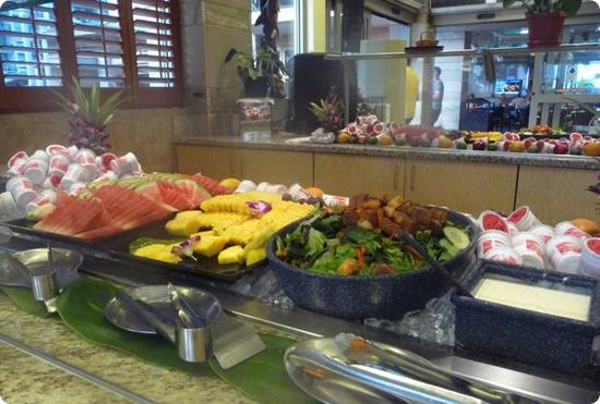 Fresh fruit at the Embassy Suites breakfast buffet