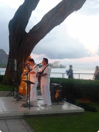 Hawaiian music and a beautiful sunset, what could be better?