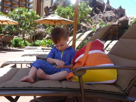 Time to check in on Twitter (there's free WiFi on the Aulani Resort grounds and in guest rooms)