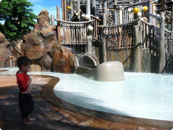 Eilan checks out Menehune Bridge - Aulani resort's splash zone for kids