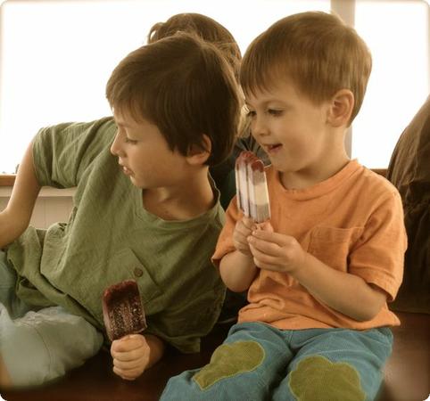 Everest and Eilan cuddle up with popsicles